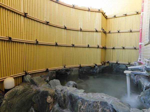 ＊10階温泉引き湯岩風呂付「花スイート」例：スイート客室の岩風呂