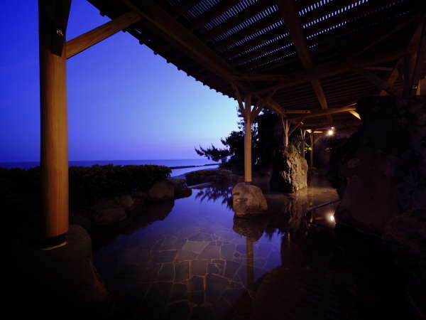「そよ風館」にある日本海に面する露天風呂から沈む夕陽を堪能できる殿方露天風呂「雄」