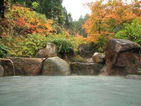 秋の貸切露天風呂。温泉に入っての紅葉狩りなんて、とっても贅沢♪