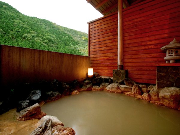 【温泉】大浴場に併設の露天風呂。加温をしていないかけ流しなので、冬季は温度が下がります。