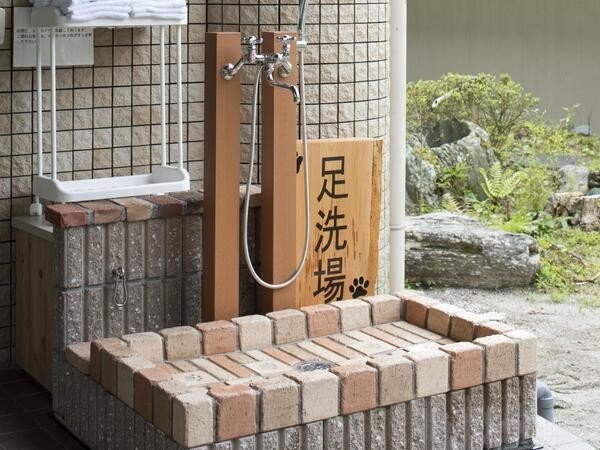 ホテル入口には安心の足洗い場を完備