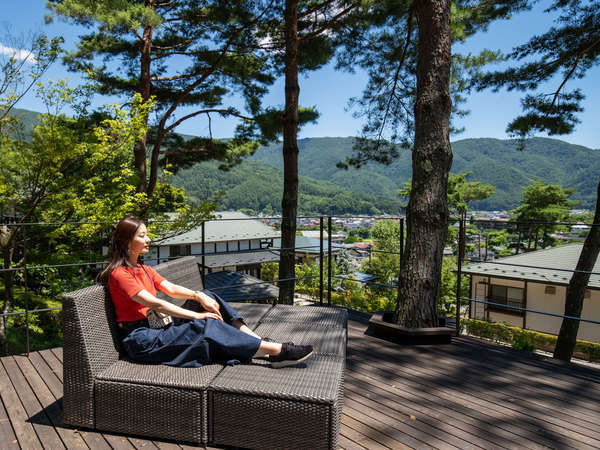 【館内施設】コトリのテラスは富士山を眺望できる絶景スポット。朝ヨガ体験(不定期)もできます。