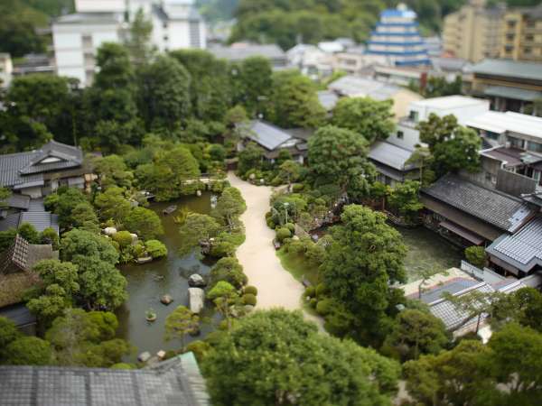 １万坪の日本庭園は圧巻の広さ！毎日手入れをかかしません。四季折々の庭園をお楽しみください。