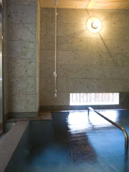 板室伝統の入浴方法「綱の湯」垂れ下ったロープにつかまって入る立ち湯。洗い場は仕切り付