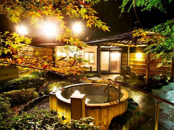 【大浴場（女）・露天風呂】ライトアップされて幻想的な庭園露天風呂。