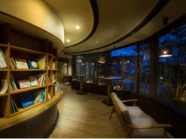 【book cafe】ライトアップされた紅葉を眺めながら、当館の「book cafe」でゆったりと。
