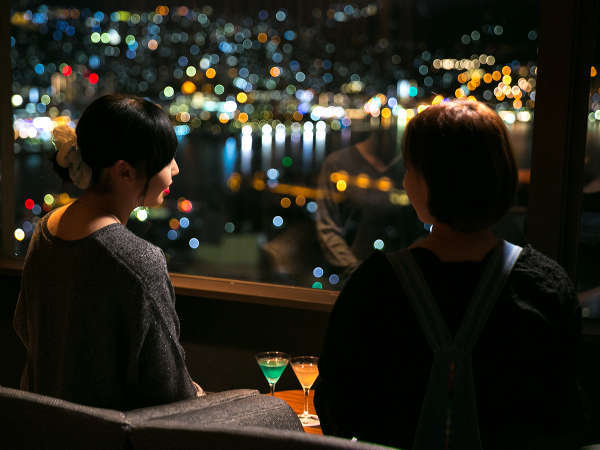 本館最上階ラウンジからは、美しい長崎の夜景をご堪能いただけます。