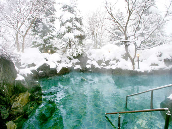 真っ白に化粧した五色温泉。白銀の中、ぽっかぽかの雪見露天風呂に浸かって体の芯まで温まる。