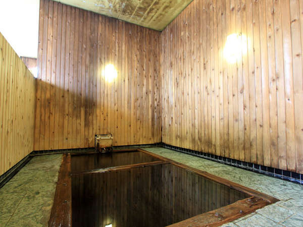 *江戸時代からの歴史をもつヒバ風呂「御湯殿」。津軽信牧（のぶひら）侯が造らせたという由緒あるお風呂