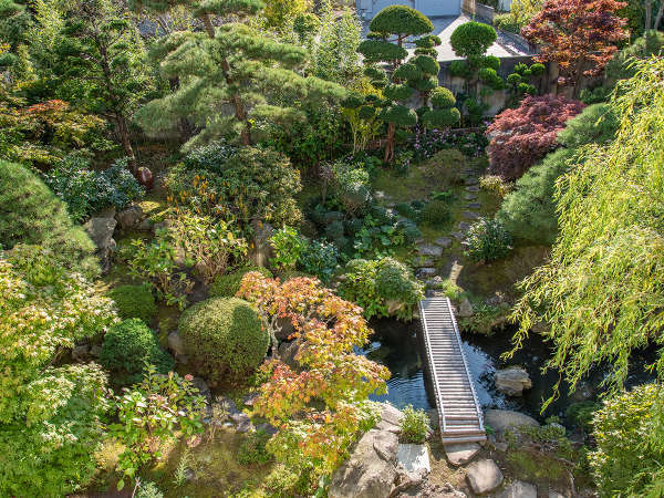 *【庭園側和室10畳からの眺望】純和風のお部屋に日本庭園の緑が映えます。