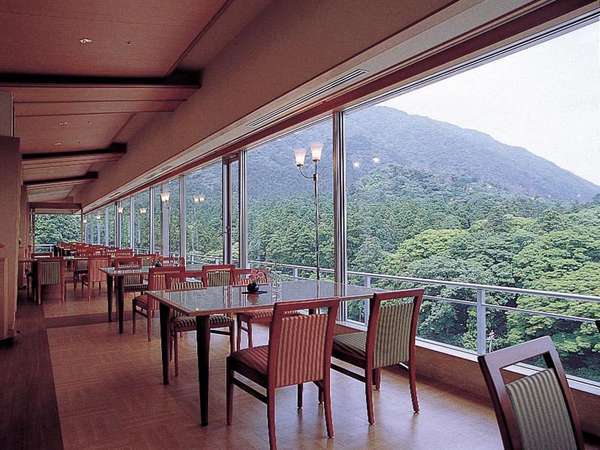 展望レストラン「オープンテラス四季」。弥彦の森を望みながらご朝食をお楽しみ下さいませ。