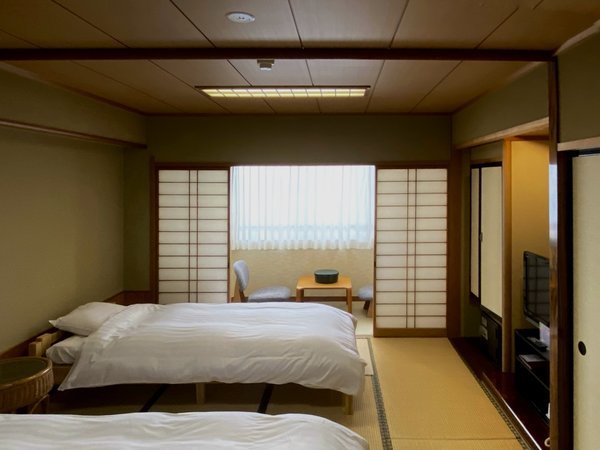 和室10畳にシングルベッド2台の和ベッドタイプ。