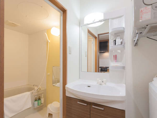 【洗面所】独立したバスルームとトイレ。明るく広く使いやすい洗面台にはドライヤー、歯ブラシ等をセット。