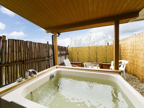 誰に気兼ねすることなく天然温泉が楽しめる人気の露天風呂付客室。 