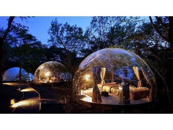 透明なドームテント「AURA」_夜は幻想的な雰囲気♪
