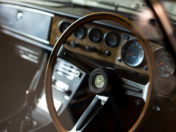 【エントランスホール】展示されている旧車は、車内も見ることも出来ます!じっくりとご覧ください。