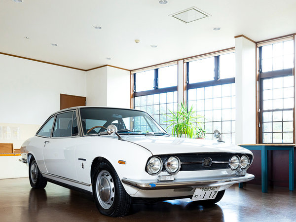 【エントランスホール】明るく広々としたエントランスホール。旧車ファンにはたまらない展示が!