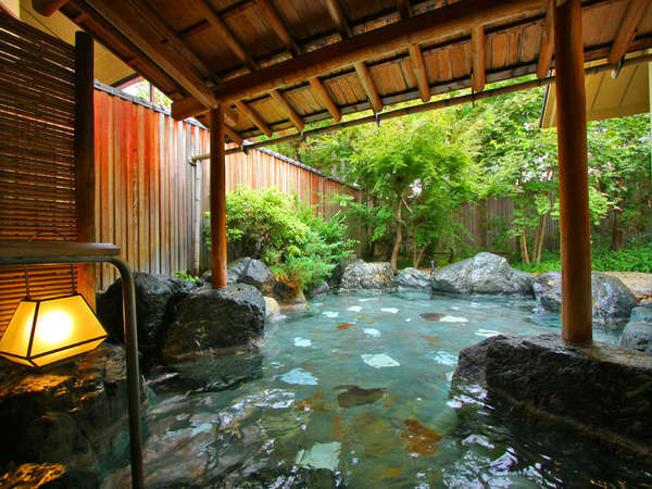 【露天風呂】開放的な露天風呂で温泉浴を満喫。