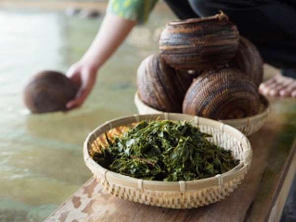 茶の成分で肌喜ぶ、界 遠州オリジナルの「お茶玉美肌入浴」。蔦を編んだ籠に茶葉を詰めて浮かべました。