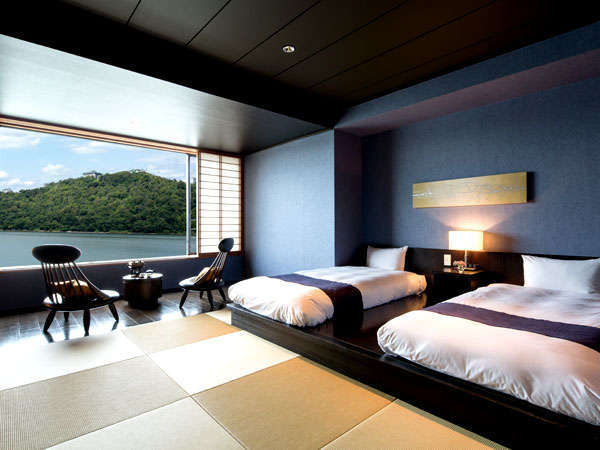 【和洋室】界遠州のスタンダードルーム。琉球畳のスペースにベッドを配したモダンなゲストルームです。