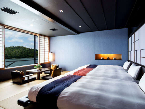 【和洋室　湖向きベッド】ベッドから正面の窓より広がる浜名湖の眺めを楽しめます。