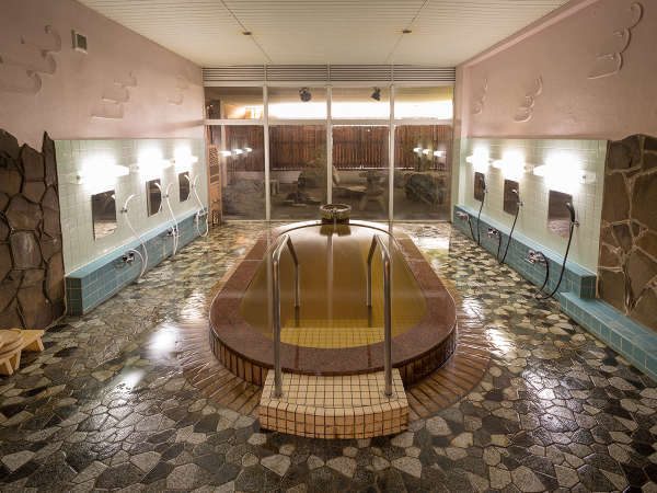 温泉大浴場は『源泉かけ流し』。大地の恵みをたっぷりと含んだ、“紅茶色”の湯をお楽しみください