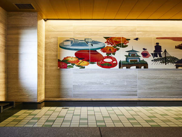 *石川県観光PRマスコットキャラクターをデザインした田中サトミさんが描いた壁画が旅の疲れを癒します。
