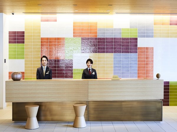 【フロントカウンター】加賀五彩と石垣をモチーフにした現代的なデザインでお客様をお出迎えいたします。