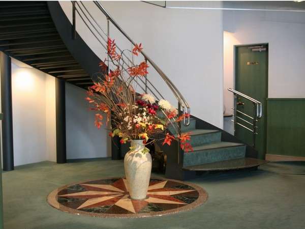ホテル内の螺旋階段にはお花が