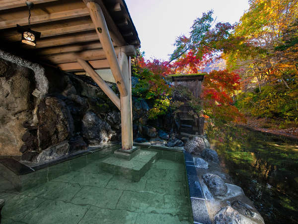 紅葉も深山と湯西川清流沿いの男性露天風呂