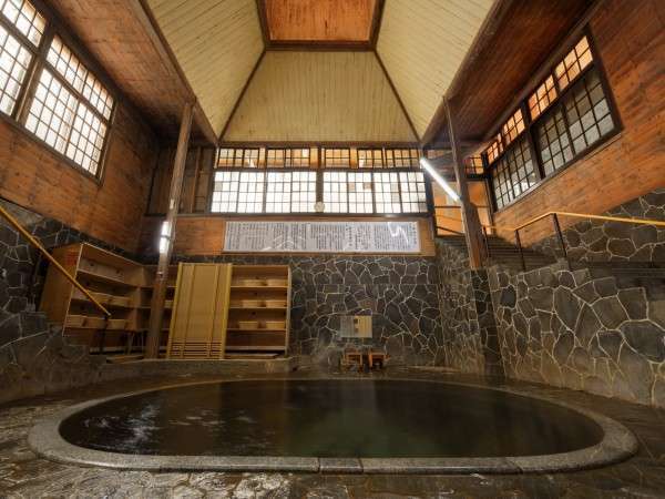 【鉛温泉浴場】日本一深い自噴天然岩風呂「白猿の湯」（混浴／時間帯により女性専用）湯底から源泉が自噴。
