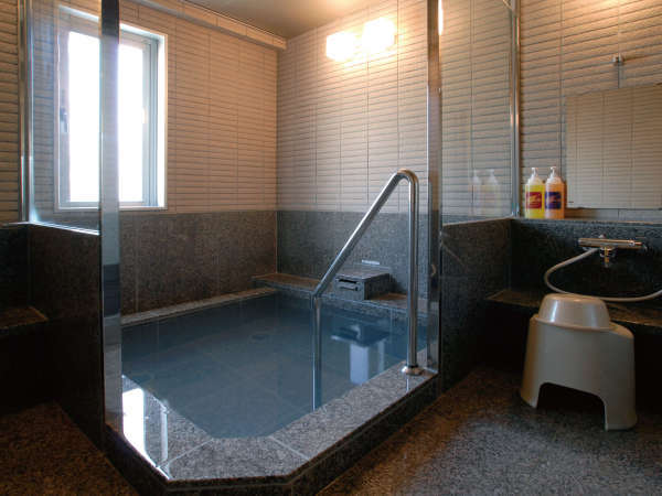[男女別大浴場]　ご利用時間　16:00～24:00、6:30～9：00　写真は女湯になります。