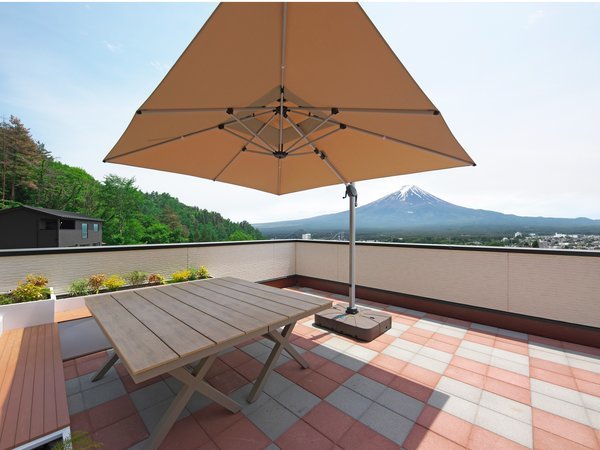 �y���[�t�g�b�v���B���z����Ƀp���\����ݒu���Ă���A���������C�ɂ����������Ƃ��y���݂��������܂��B