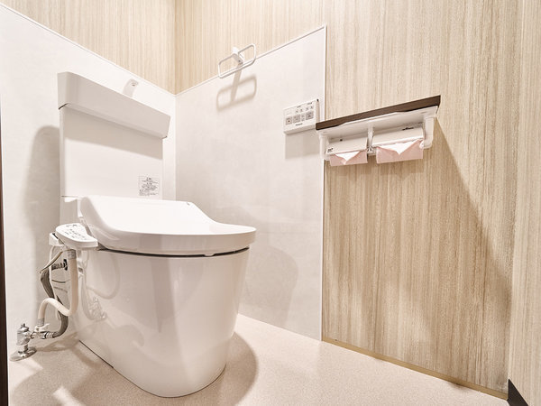 ・【バス・トイレ】広くゆったりとご利用いただける洗浄機付便座のトイレ