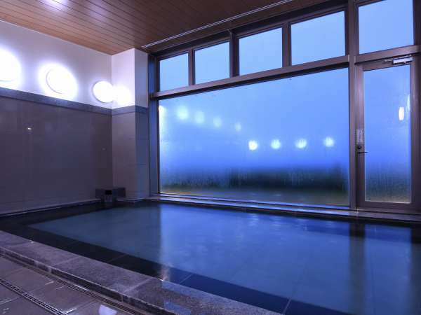 ◆大浴場／早朝の景色／朝の営業時間6:00～9:00／美しいブルーに包まれて…