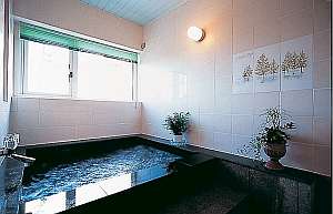 コジンマリしたお風呂です・・2～3様ご利用可能です・・鍵付き安心で貸切可能！