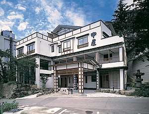 越後湯沢温泉の高台に建ち、眺めがよい老舗旅館です。