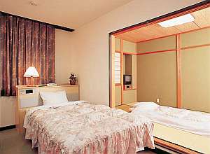 和洋室■洋室セミダブルベッド１台・和室６畳に２－３名お布団。部屋の間には、仕切り戸あり