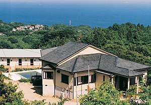 伊豆諸島を見渡す高台に建つ宿