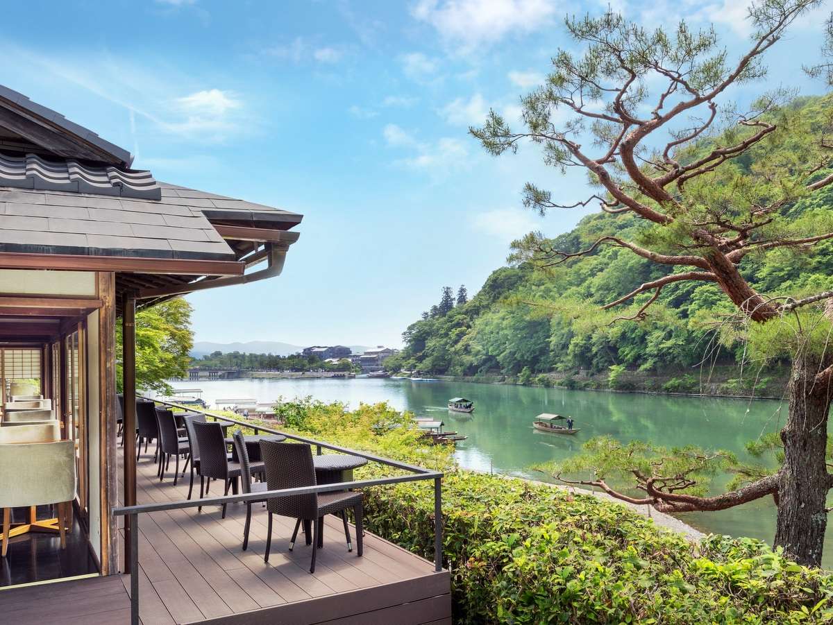 カフェ「茶寮 八翠」は、テラス席からは渡月橋や川を行き交う舟を眺めることができます。