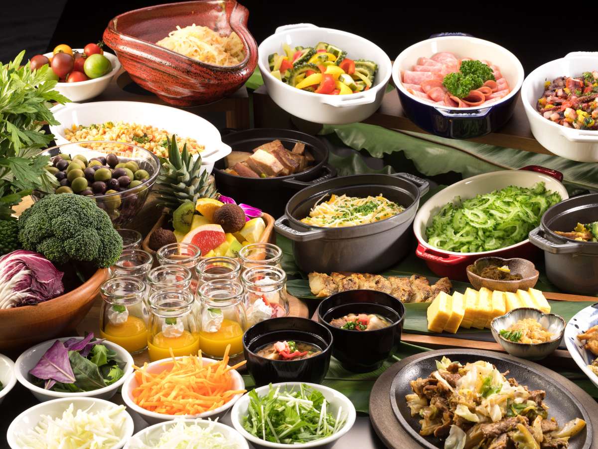 【朝食ブッフェイメージ】沖縄を感じるシグネクチャー料理と約170の豊富な料理。