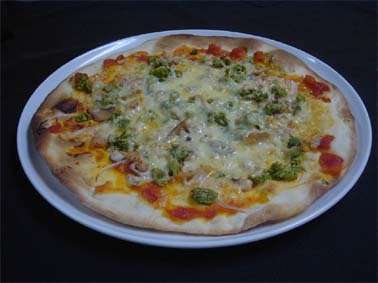 春の香野菜と燻製の自家製ピザ
