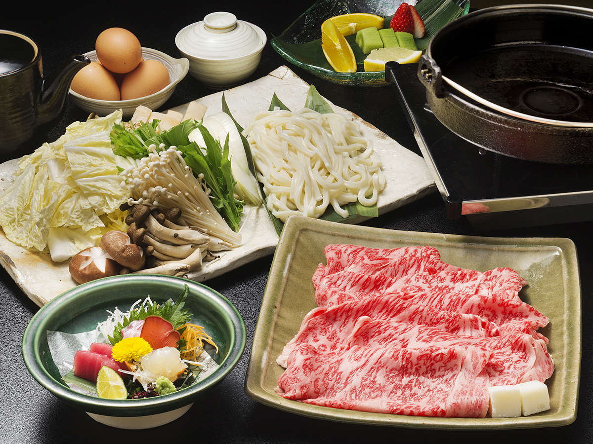 【松阪牛すき焼き】ボリュームたっぷり松阪牛220ｇ使用！ふわっと柔らかな肉の旨みを贅沢に♪