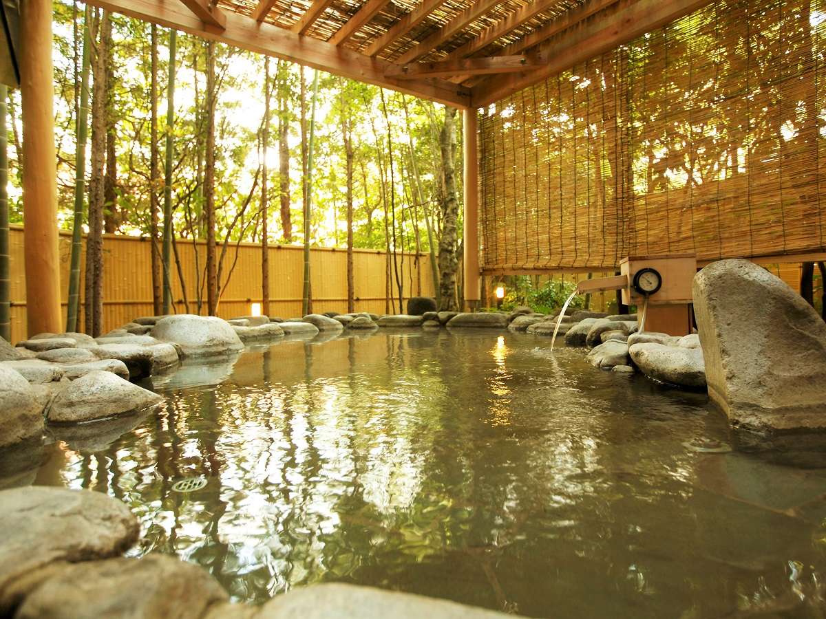 【大浴場露天：星の湯】箱根十七湯のうち、小涌谷温泉・宮ノ下温泉の二種源泉をお愉しみいただけます。