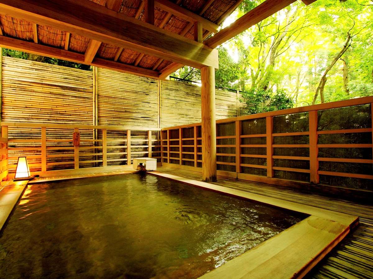 【大浴場露天：笹の湯】開放的な緑を眺められる檜露天風呂。