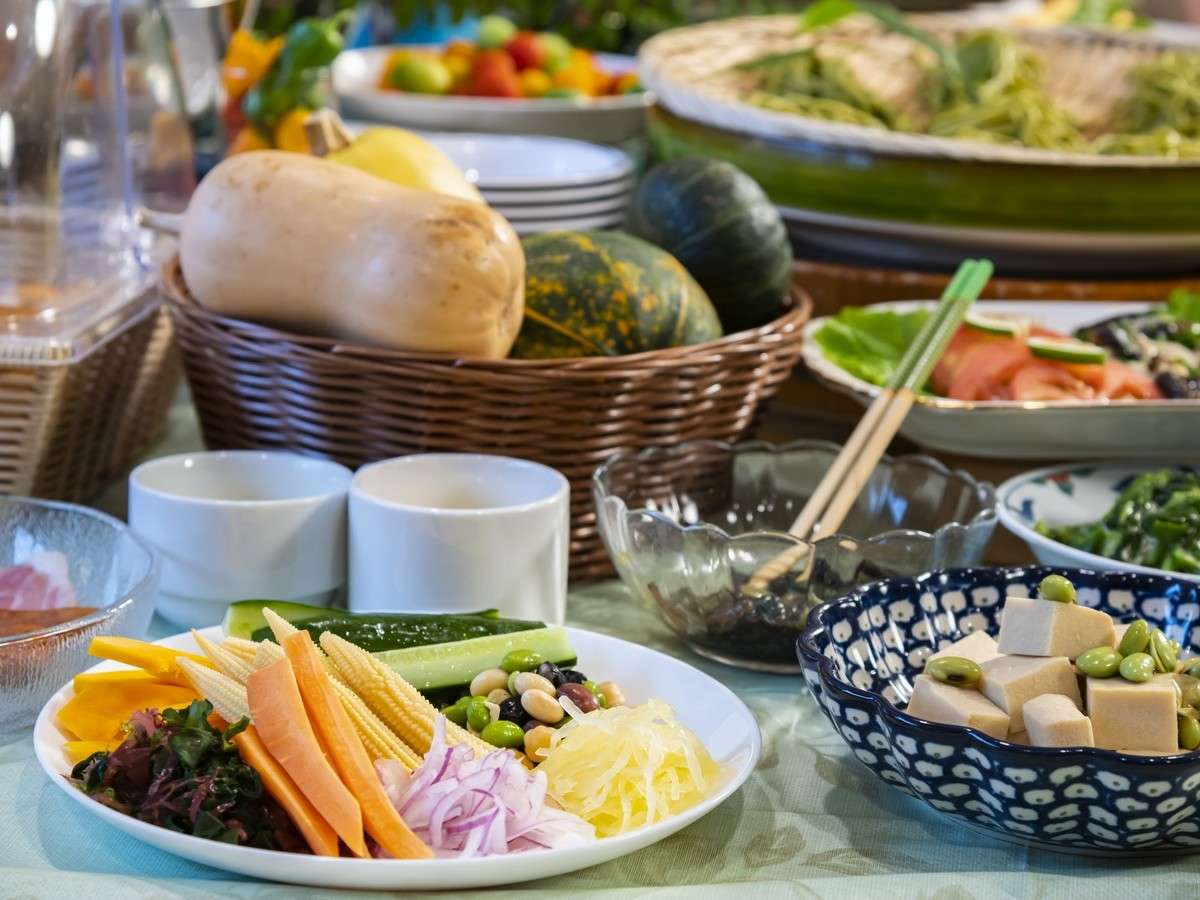 信州の美味しい野菜をたっぷりとどうぞ！バイキングでは地物お野菜各種ご用意しております。