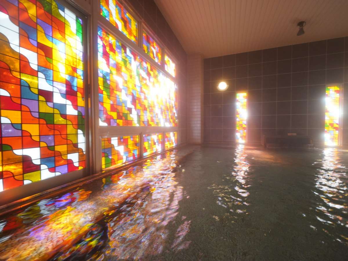 ステンドグラスの光溢れる大浴場