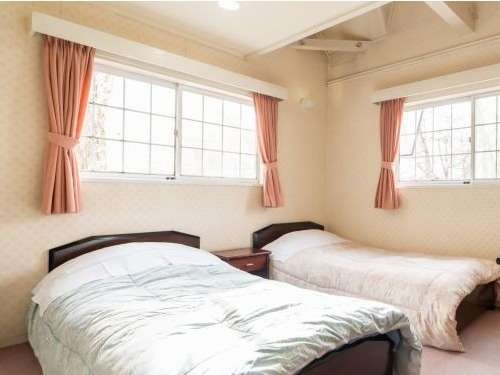 【ゲストルーム】お部屋に2つのベッド、ロフトに2つのベッドがあります。