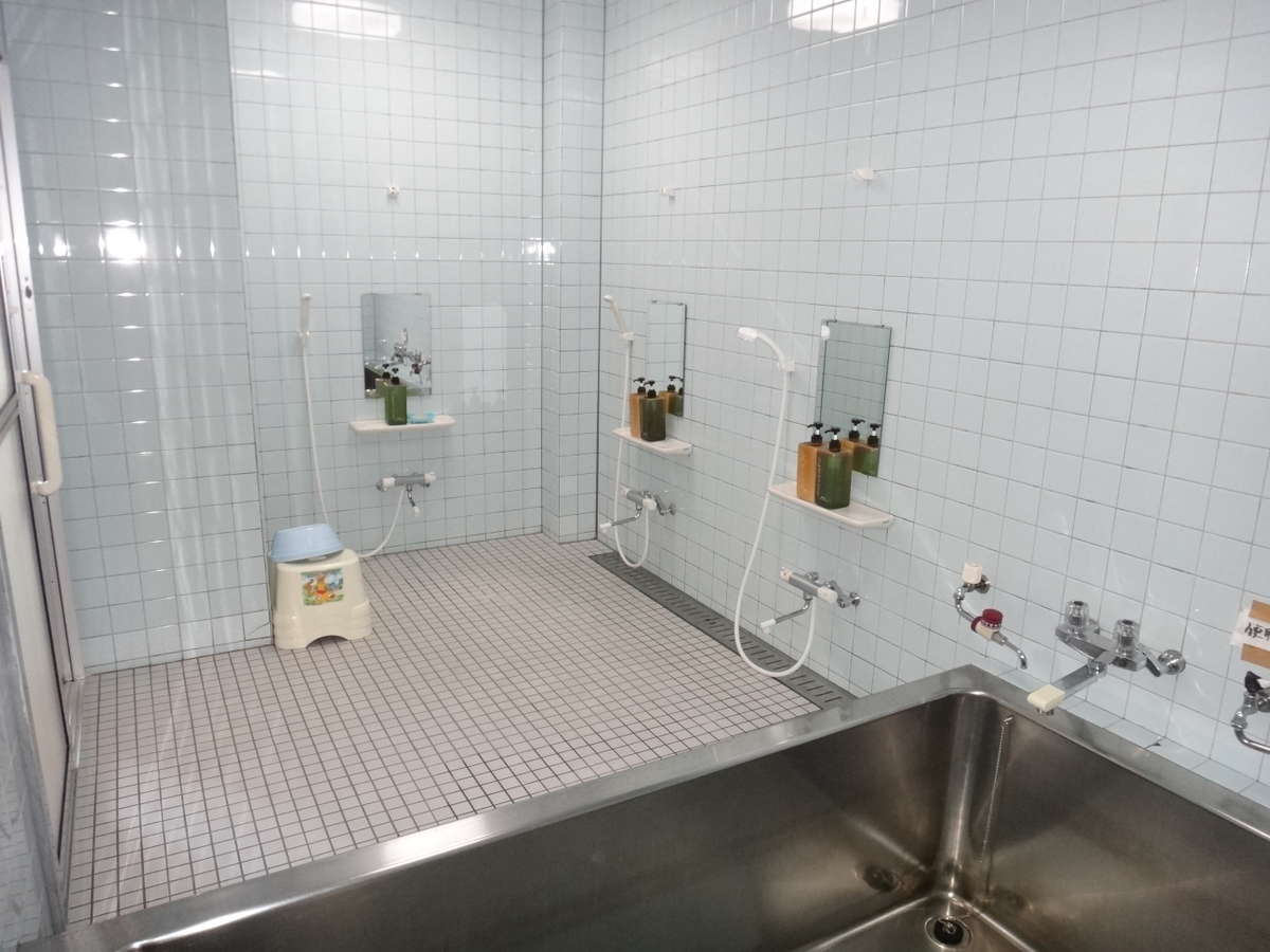 大きな湯船をご利用ください。