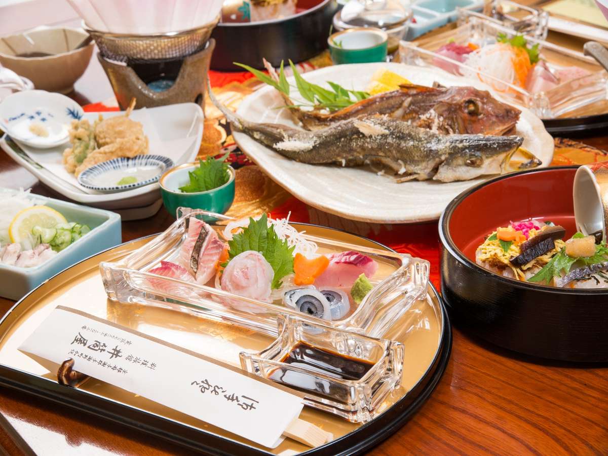 丹後の海の幸をたっぷり使った、医食同源・寿司会席です。料理は夏の一例です。